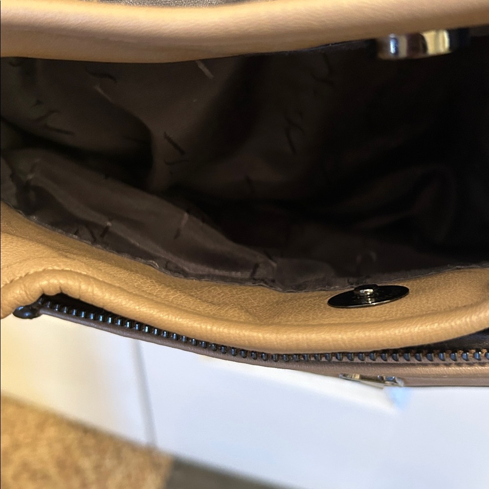 Simply Vera Wang 100 % leather purse - Picture 4 of 11